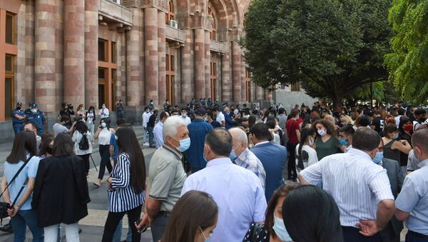 Акция студентов в поддержку Дианы Галоян, избранной ректором Армянского экономического госуниверситета, напротив здания правительства (22 сентября 2020). Еревaн - Sputnik Արմենիա