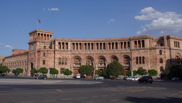 Дом правительства с национальным флагом на Площади Республики в Ереване - Sputnik Արմենիա