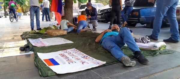 Акция протеста Хочу в Россию перед Домом правительства (23 сентября 2020). Еревaн - Sputnik Արմենիա