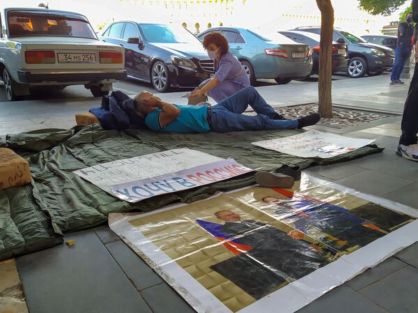 «Ուզում եմ մեկնել Ռուսաստան» ակցիայի 20 մասնակից հացադուլ են հայտարարել և գիշերել դրսում - Sputnik Արմենիա