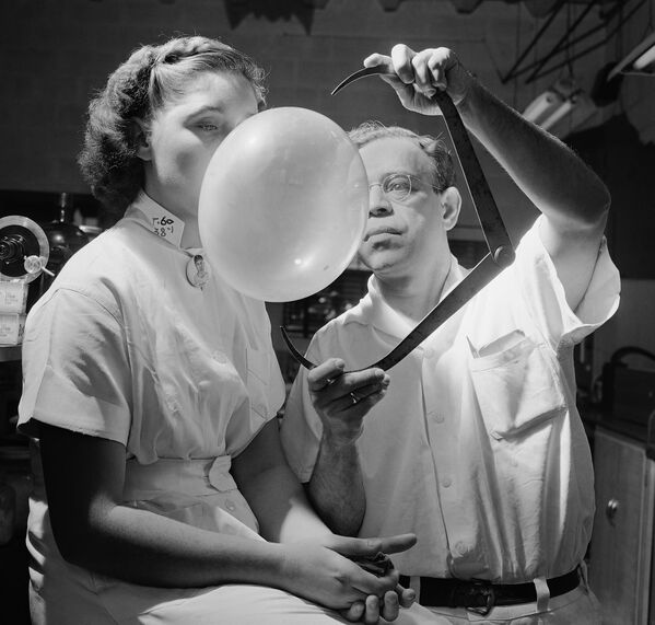 Тестирование текстуры и эластичности жевательной резинки директором по исследованиям в компании Bazooka Bubble Gum Company, 1949 год - Sputnik Армения