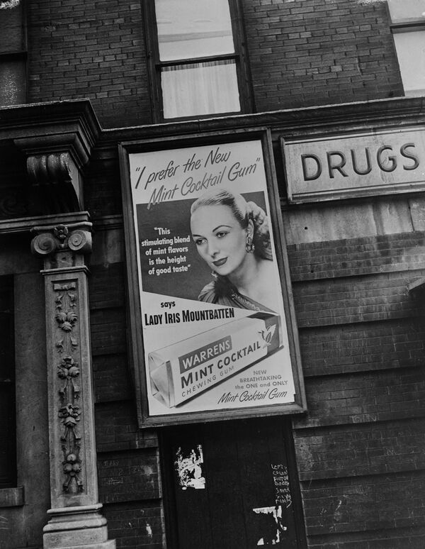 Рекламный плакат жевательной резинки Warrens с изображением леди Айрис Маунтбеттен, двоюродной сестры короля Англии Георга VI, 1947 год - Sputnik Армения
