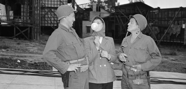 Обучение выдуванию пузырей из жевательной резинки в сцене в «Корейской истории», 1952 год - Sputnik Армения