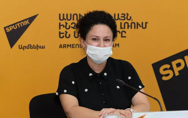 Финалистка международного конкурса педагогического мастерства среди учителей русских школ за рубежом Закачай знания! Рипсиме Авагян во время онлайн видеомоста (24 сентября 2020). Еревaн Финалистка международного конкурса педагогического мастерства среди учителей русских школ за рубежом Закачай знания! Рипсиме Авагян во время онлайн видеомоста (24 сентября 2020). Еревaн - Sputnik Армения