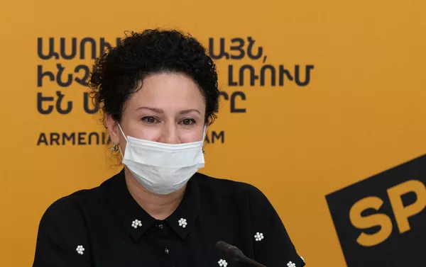 Финалистка международного конкурса педагогического мастерства среди учителей русских школ за рубежом Закачай знания! Рипсиме Авагян во время онлайн видеомоста (24 сентября 2020). Еревaн Финалистка международного конкурса педагогического мастерства среди учителей русских школ за рубежом Закачай знания! Рипсиме Авагян во время онлайн видеомоста (24 сентября 2020). Еревaн - Sputnik Армения