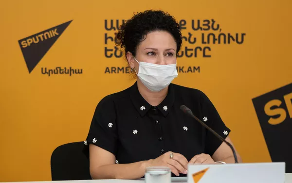 Финалистка международного конкурса педагогического мастерства среди учителей русских школ за рубежом Закачай знания! Рипсиме Авагян во время онлайн видеомоста (24 сентября 2020). Еревaн Финалистка международного конкурса педагогического мастерства среди учителей русских школ за рубежом Закачай знания! Рипсиме Авагян во время онлайн видеомоста (24 сентября 2020). Еревaн - Sputnik Армения
