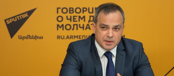 Директор Российского центра науки и культуры в Ереване Сергей Рыбинский во время онлайн видеомоста (24 сентября 2020). Еревaн Директор Российского центра науки и культуры в Ереване Сергей Рыбинский во время онлайн видеомоста (24 сентября 2020). Еревaн - Sputnik Армения