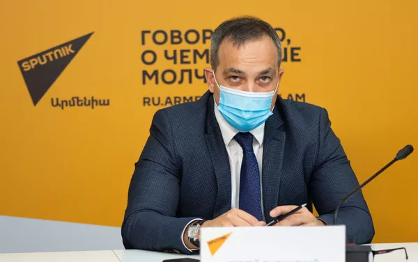 Директор Российского центра науки и культуры в Ереване Сергей Рыбинский во время онлайн видеомоста (24 сентября 2020). Еревaн Директор Российского центра науки и культуры в Ереване Сергей Рыбинский во время онлайн видеомоста (24 сентября 2020). Еревaн - Sputnik Армения