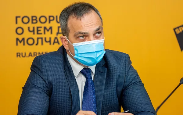 Директор Российского центра науки и культуры в Ереване Сергей Рыбинский во время онлайн видеомоста (24 сентября 2020). Еревaн Директор Российского центра науки и культуры в Ереване Сергей Рыбинский во время онлайн видеомоста (24 сентября 2020). Еревaн - Sputnik Армения