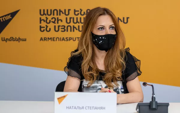 Участница программы по повышению квалификации педагогов русских школ за рубежом в области цифровой экономики Наталья Степанян во время онлайн видеомоста (24 сентября 2020). Еревaн Участница программы по повышению квалификации педагогов русских школ за рубежом в области цифровой экономики Наталья Степанян во время онлайн видеомоста (24 сентября 2020). Еревaн - Sputnik Армения