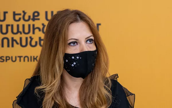 Участница программы по повышению квалификации педагогов русских школ за рубежом в области цифровой экономики Наталья Степанян во время онлайн видеомоста (24 сентября 2020). Еревaн Участница программы по повышению квалификации педагогов русских школ за рубежом в области цифровой экономики Наталья Степанян во время онлайн видеомоста (24 сентября 2020). Еревaн - Sputnik Армения