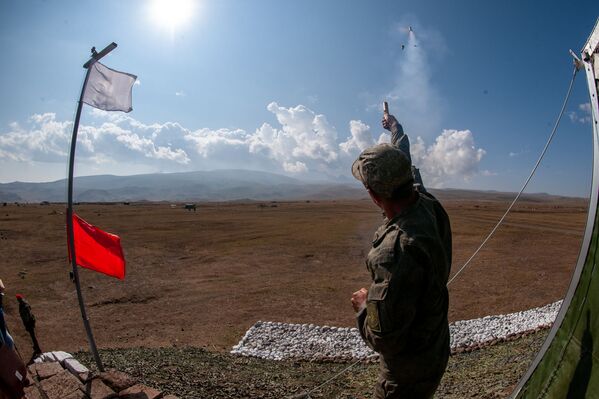 Армянские и российские военнослужащие разыгрывают боевые тактические действия в рамках стратегического командно-штабного учения «Кавказ-2020» на высокогорном полигоне «Алагяз» в Армении (24 сентября 2020). - Sputnik Армения