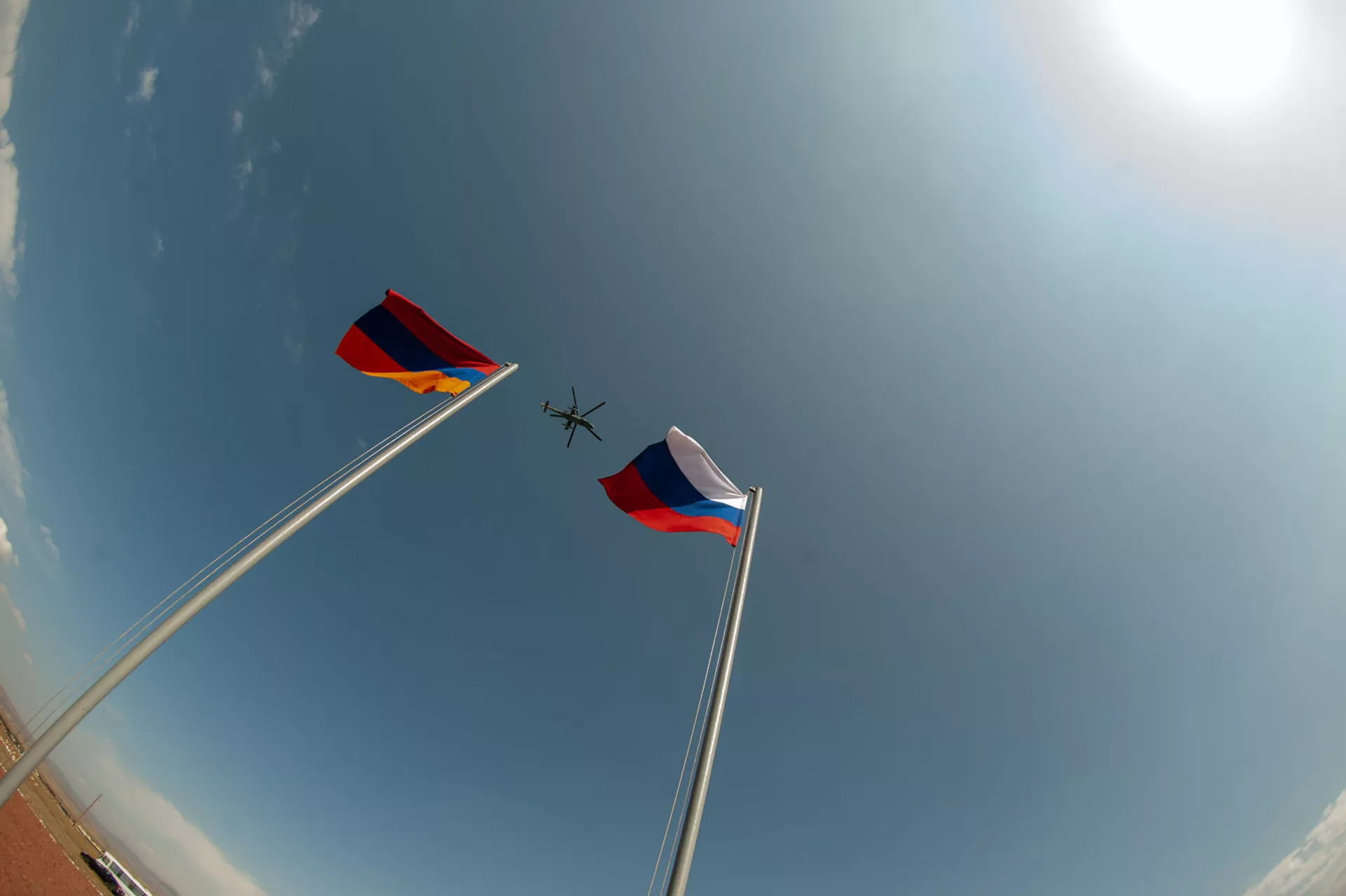 Армянские и российские военнослужащие разыгрывают боевые тактические действия в рамках стратегического командно-штабного учения «Кавказ-2020» на высокогорном полигоне «Алагяз» в Армении (24 сентября 2020). - Sputnik Армения, 1920, 19.09.2025