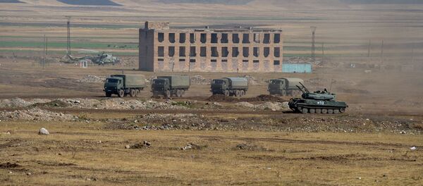 Армянские и российские военнослужащие разыгрывают боевые тактические действия в рамках стратегического командно-штабного учения «Кавказ-2020» на высокогорном полигоне «Алагяз» в Армении (24 сентября 2020). - Sputnik Армения