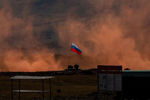 Армянские и российские военнослужащие разыгрывают боевые тактические действия в рамках стратегического командно-штабного учения «Кавказ-2020» на высокогорном полигоне «Алагяз» в Армении (24 сентября 2020). - Sputnik Армения