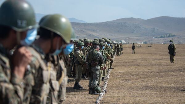 Армянские и российские военнослужащие разыгрывают боевые тактические действия в рамках стратегического командно-штабного учения «Кавказ-2020» на высокогорном полигоне «Алагяз» в Армении (24 сентября 2020). - Sputnik Արմենիա