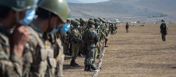 Армянские и российские военнослужащие разыгрывают боевые тактические действия в рамках стратегического командно-штабного учения «Кавказ-2020» на высокогорном полигоне «Алагяз» в Армении (24 сентября 2020). - Sputnik Армения