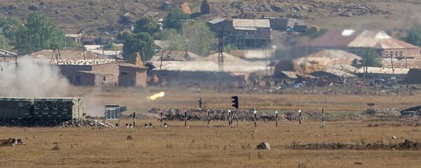 Армянские и российские военнослужащие разыгрывают боевые тактические действия в рамках стратегического командно-штабного учения «Кавказ-2020» на высокогорном полигоне «Алагяз» в Армении (24 сентября 2020). - Sputnik Армения