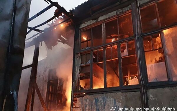 Пожар в двухэтажном доме в деревне Птхунк (24 сентября 2020). - Sputnik Армения