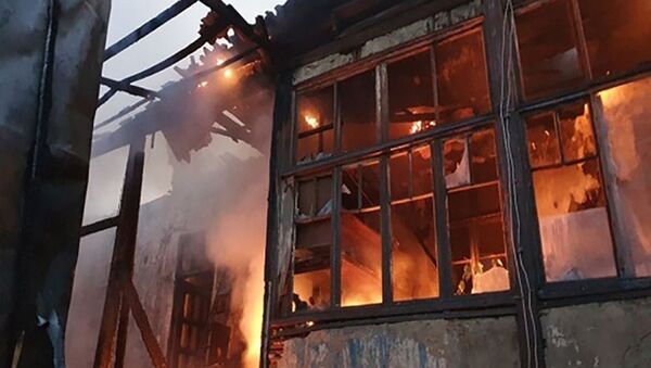 Пожар в двухэтажном доме в деревне Птхунк (24 сентября 2020).  - Sputnik Армения