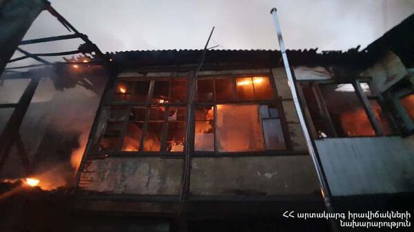 Պտղունք գյուղի տներից մեկում հրդեհ է բռնկվել. դեպքի վայրում է ԱԻ նախարարը. լուսանկարներ - Sputnik Արմենիա