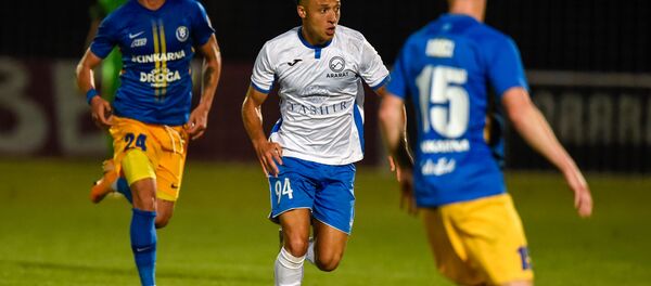 Нападающий Арарат-Армения Маилсон Лима (с мячом) на третьем отборочном матче Лиги Европы между ФК Арарат-Армения и сербским Целе (24 сентября 2020). Еревaн - Sputnik Армения