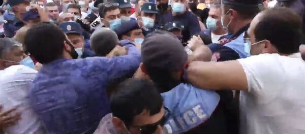 Հորս արև, խփում են. դատարանի բակից երկու մարդու բերման ենթարկեցին - Sputnik Армения