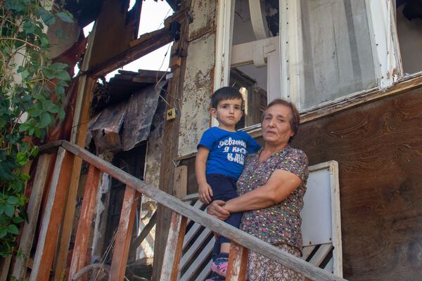 Армянские погорельцы: как жители села Птхунк вдруг остались без крыши над головой Армянские погорельцы: как жители села Птхунк вдруг остались без крыши над головой - Sputnik Армения