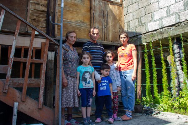 «Բալես, ո՞ւր գնանք, տուն չունենք». Պտղունքում հրդեհի հետևանքով 14 ընտանիք անօթևան մնացին «Բալես, ո՞ւր գնանք, տուն չունենք». Պտղունքում հրդեհի հետևանքով 14 ընտանիք անօթևան մնացին - Sputnik Արմենիա