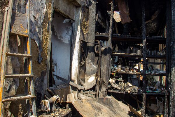 «Բալես, ո՞ւր գնանք, տուն չունենք». Պտղունքում հրդեհի հետևանքով 14 ընտանիք անօթևան մնացին «Բալես, ո՞ւր գնանք, տուն չունենք». Պտղունքում հրդեհի հետևանքով 14 ընտանիք անօթևան մնացին - Sputnik Արմենիա