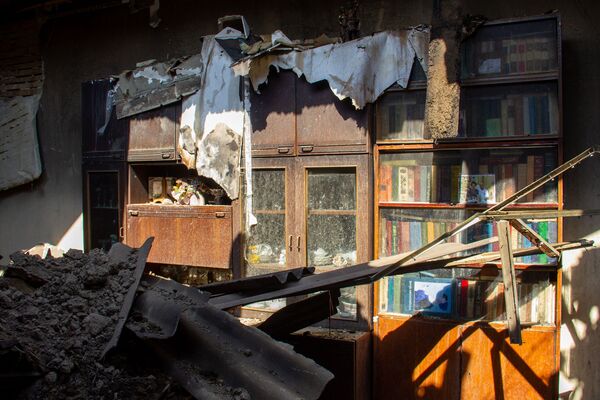 «Բալես, ո՞ւր գնանք, տուն չունենք». Պտղունքում հրդեհի հետևանքով 14 ընտանիք անօթևան մնացին «Բալես, ո՞ւր գնանք, տուն չունենք». Պտղունքում հրդեհի հետևանքով 14 ընտանիք անօթևան մնացին - Sputnik Արմենիա