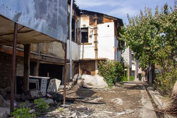 Армянские погорельцы: как жители села Птхунк вдруг остались без крыши над головой Армянские погорельцы: как жители села Птхунк вдруг остались без крыши над головой - Sputnik Армения