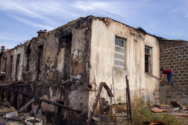 «Բալես, ո՞ւր գնանք, տուն չունենք». Պտղունքում հրդեհի հետևանքով 14 ընտանիք անօթևան մնացին «Բալես, ո՞ւր գնանք, տուն չունենք». Պտղունքում հրդեհի հետևանքով 14 ընտանիք անօթևան մնացին - Sputnik Արմենիա