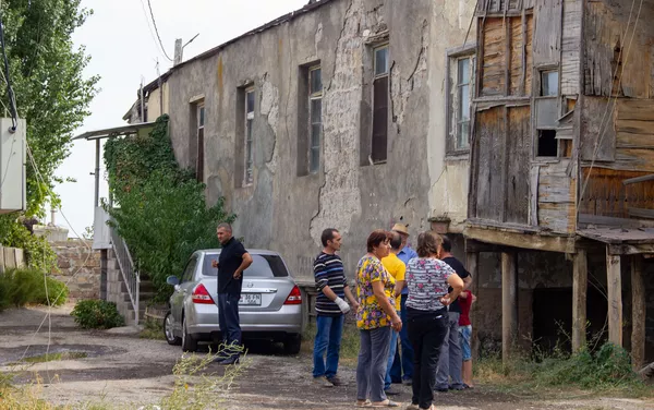 Жители села Птхунк у сгоревших из-за пожара домов в селе (25 сентября 2020). Армавир Жители села Птхунк у сгоревших из-за пожара домов в селе (25 сентября 2020). Армавир - Sputnik Армения
