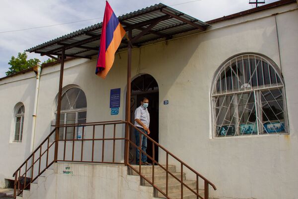 Армянские погорельцы: как жители села Птхунк вдруг остались без крыши над головой Армянские погорельцы: как жители села Птхунк вдруг остались без крыши над головой - Sputnik Армения