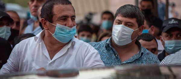 Гагик Царукян выходит из зала суда, где проходило слушание по его делу (25 сентября 2020). Еревaн - Sputnik Արմենիա