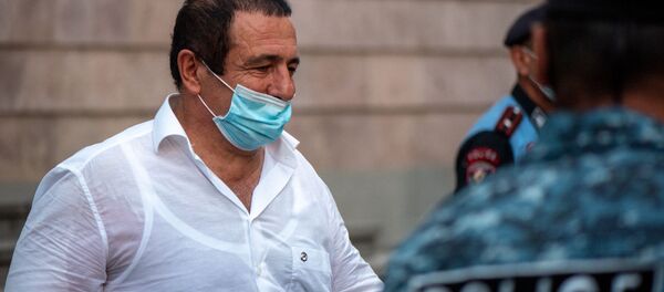 Гагик Царукян выходит из зала суда, где проходило слушание по его делу (25 сентября 2020). Еревaн - Sputnik Армения