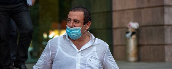 Гагик Царукян выходит из зала суда, где проходило слушание по его делу (25 сентября 2020). Еревaн - Sputnik Армения