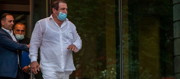 Гагик Царукян выходит из зала суда, где проходило слушание по его делу (25 сентября 2020). Еревaн - Sputnik Армения