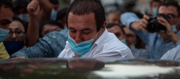 Гагик Царукян выходит из зала суда, где проходило слушание по его делу (25 сентября 2020). Еревaн - Sputnik Армения