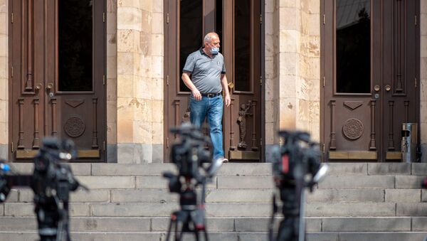 Мужчина выходит из здания Конституционного суда Армении (25 сентября 2020). Еревaн - Sputnik Արմենիա