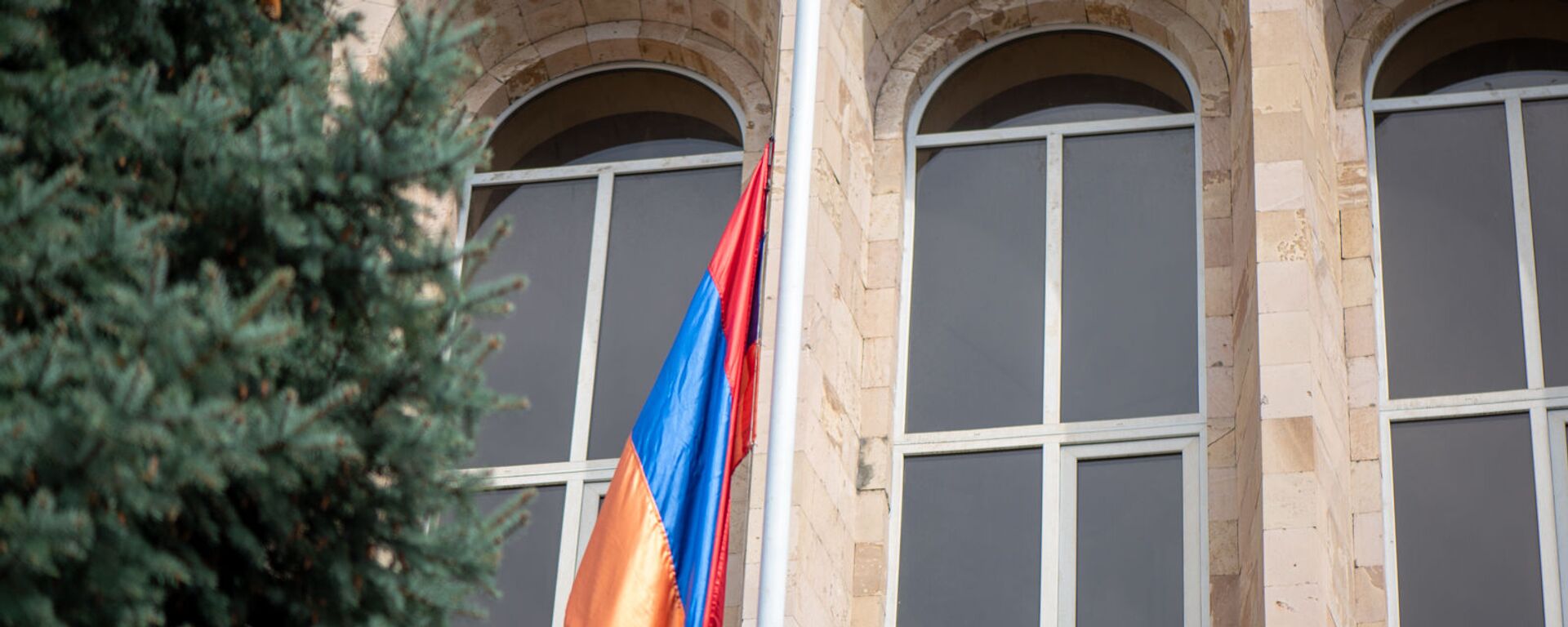 Флаг у здания Конституционного суда Армении - Sputnik Армения, 1920, 26.11.2021