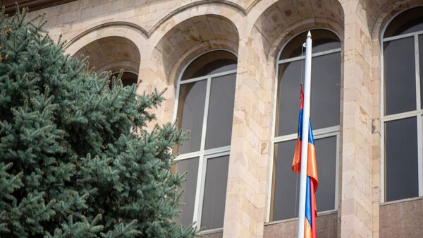 Флаг у здания Конституционного суда Армении - Sputnik Армения