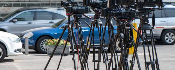 Операторы в ожидании выхода представителей КС по окончании заседания (25 сентября 2020). Еревaн - Sputnik Արմենիա