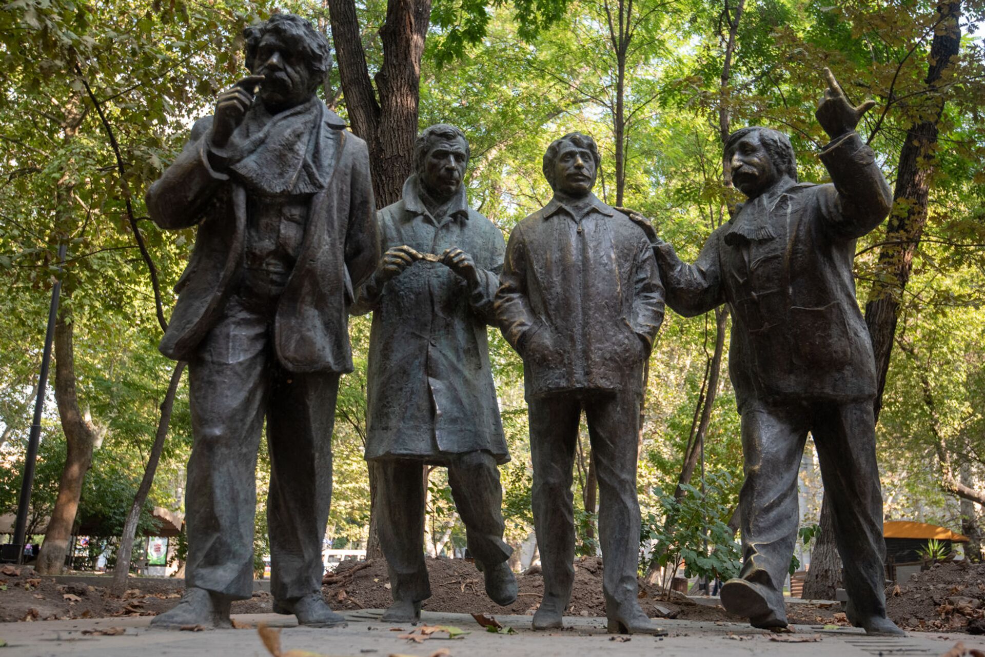 Скульптурная группа героев фильма Мужчины скульптора Давида Минасяна в Ереване - Sputnik Армения, 1920, 14.09.2021