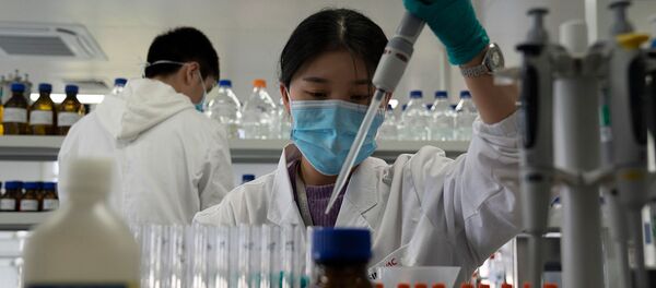 Сотрудник SinoVac работает в лаборатории на заводе по производству вакцины SARS CoV-2 от COVID-19 под названием CoronaVac (24 сентября 2020). Пекин Сотрудник SinoVac работает в лаборатории на заводе по производству вакцины SARS CoV-2 от COVID-19 под названием CoronaVac (24 сентября 2020). Пекин - Sputnik Армения