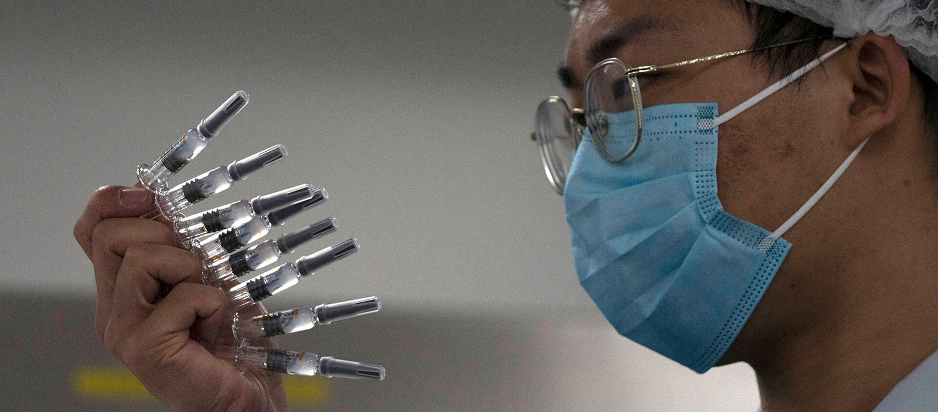 Сотрудник вручную проверяет шприцы с вакциной SARS CoV-2 от COVID-19, производимые SinoVac на ее заводе (24 сентября 2020). Пекин - Sputnik Արմենիա, 1920, 20.02.2021