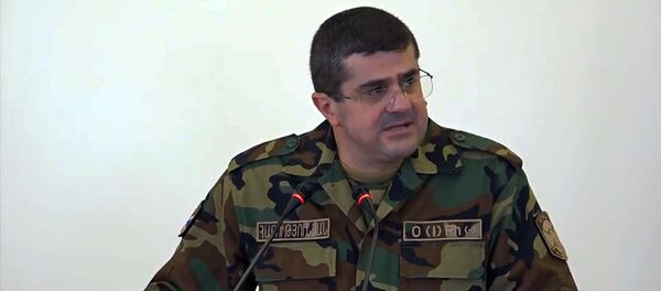 Президент Карабаха Араик Арутюнян выступает с речью в НС Карабаха (27 сентября 2020). Степанакерт - Sputnik Армения