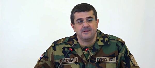 Президент Карабаха Араик Арутюнян выступает с речью в НС Карабаха (27 сентября 2020). Степанакерт - Sputnik Արմենիա