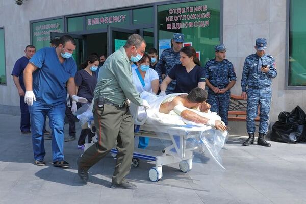 Раненное гражданское население в больницах Карабаха - Sputnik Армения